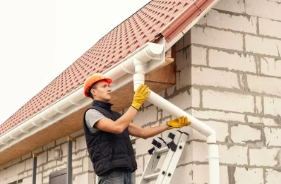 Pose et remplacement de gouttières à Tiercé